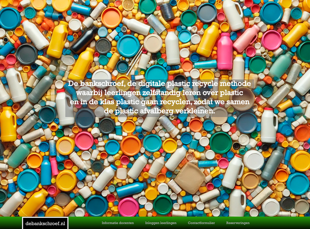debankschrtoef-digitale recycle methode - LeTigre Webdesign Holland Colorful pile of plastic bottle caps and containers with Dutch text about learning to recycle plastic and reduce waste.