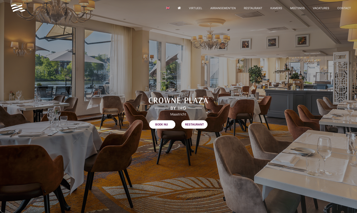 Cover2 Crowne Plaza Hotel Maastricht - LeTigre Webdesign Holland Elegant dining room with white-tablecloth tables, brown chairs, chandeliers, and large windows overlooking outdoors.