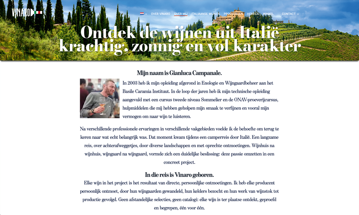Vinaro over mij - LeTigre Webdesign Holland Hero banner: Italian vineyard hillside with cypress trees and a hilltop building, overlaid with a bold Dutch wine slogan and the Vinaro brand logo.