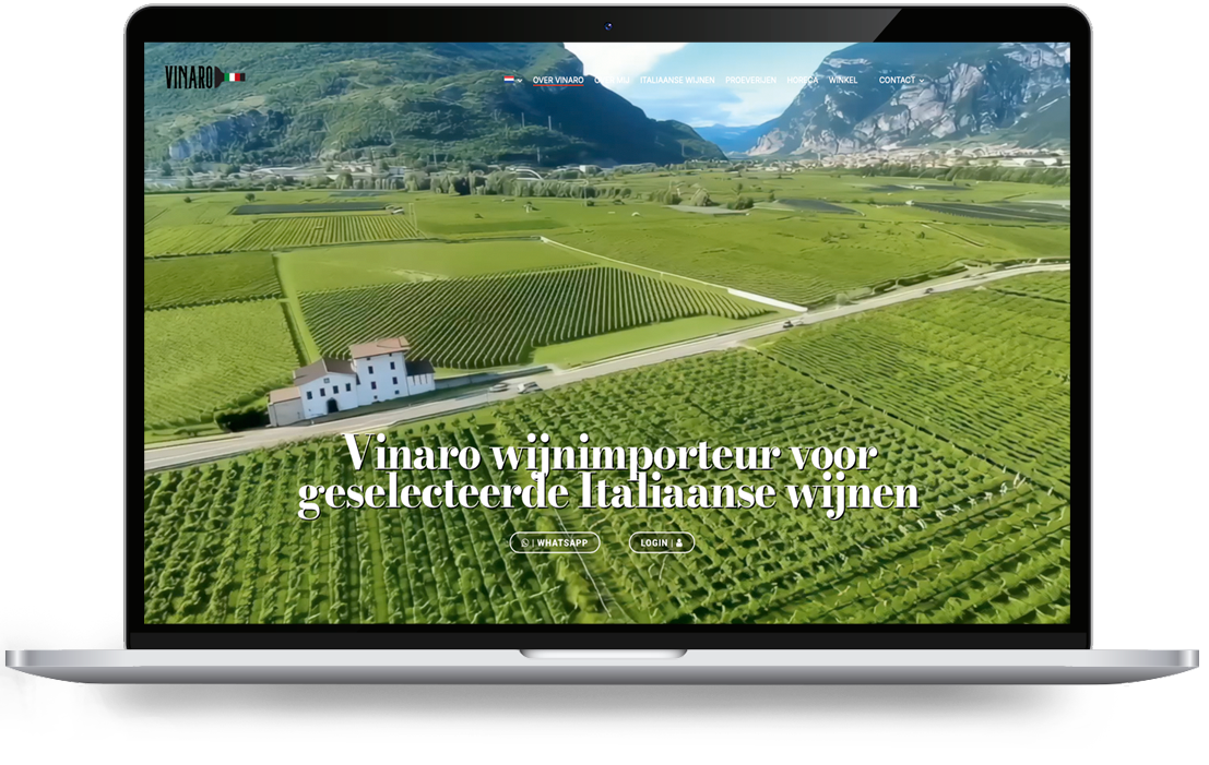 vinaro par webdesign holland - LeTigre Webdesign Holland Image principale représentant un paysage viticole italien luxuriant sur l'écran d'un ordinateur portable, avec le logo Vinaro et un titre en néerlandais, ainsi que les boutons WhatsApp et « Connexion ».